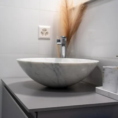 Apartment Center - Free Parking, Netflix And Wi-fi *
